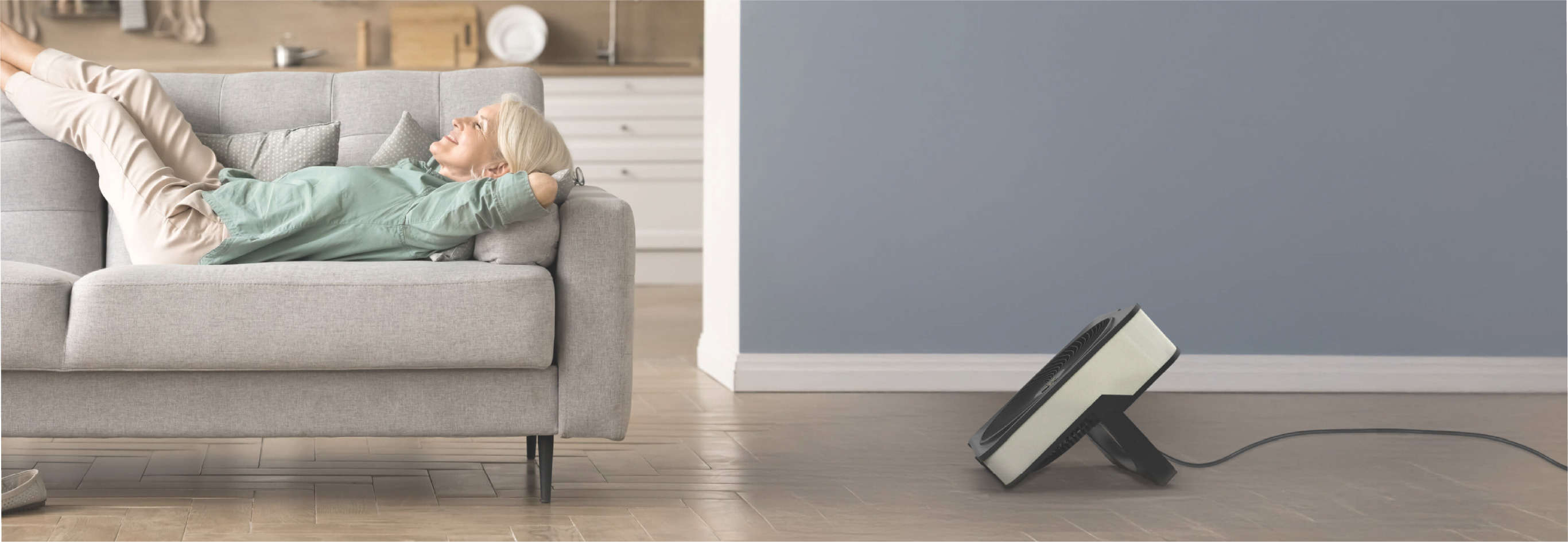 ソファに寝そべる女性と80X-JP