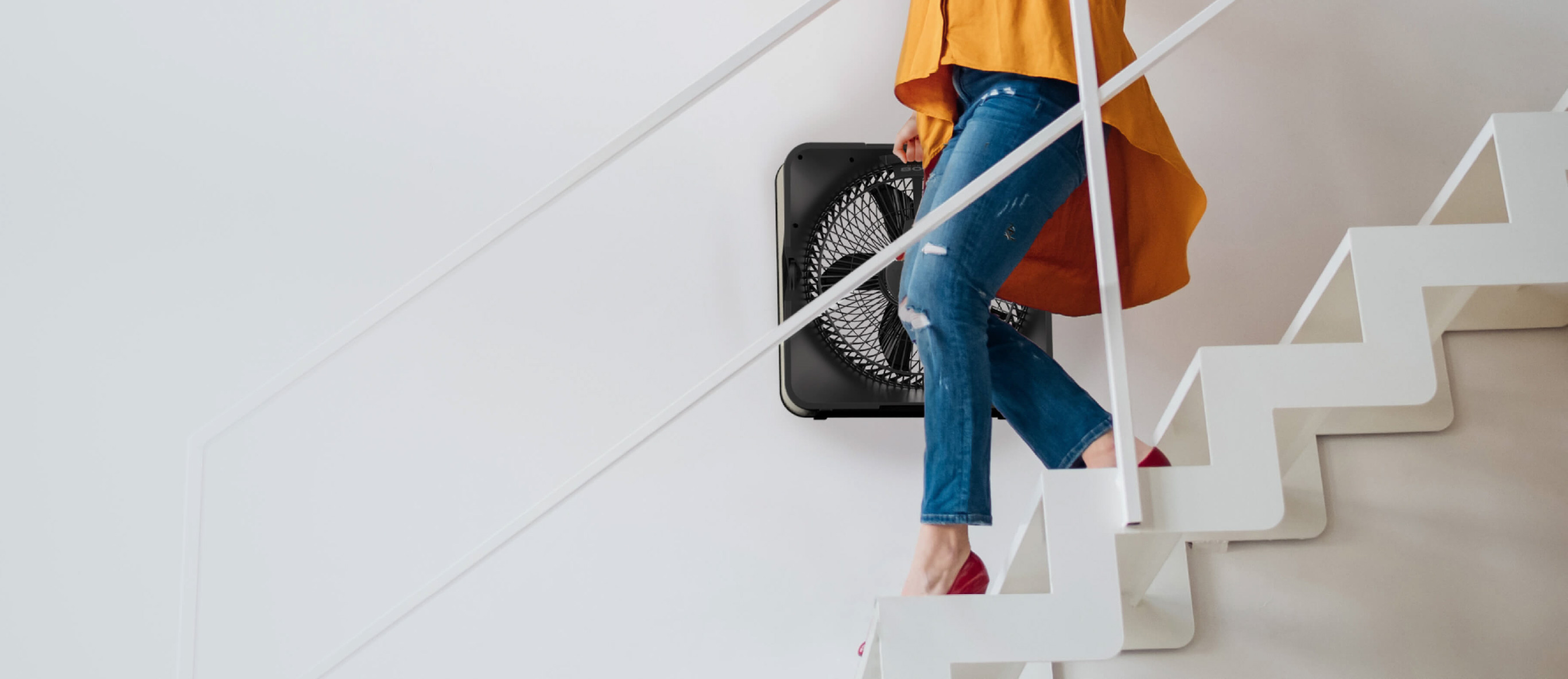 80X-JPを持ち運ぶ女性